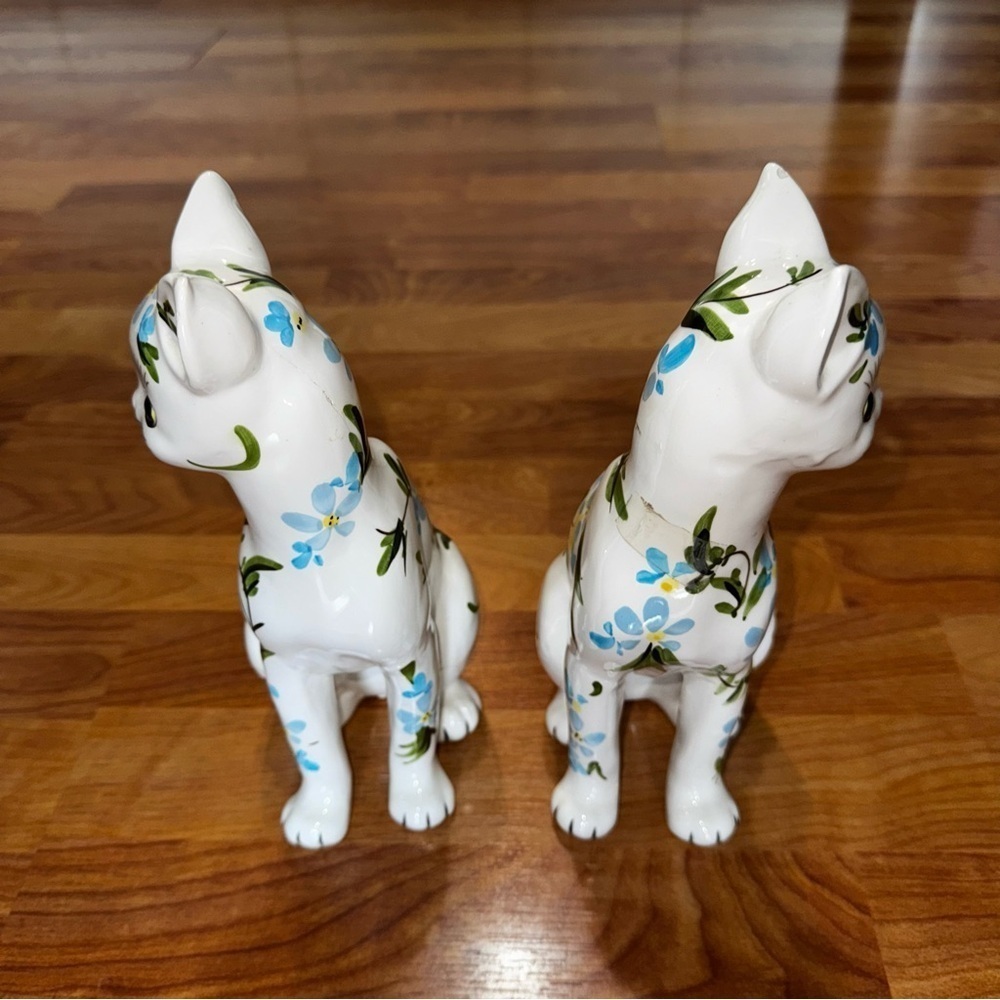 VINTAGE LEFTON'S FIGURINES WHITE KITTENS CATS WITH VINING BLUE FLORALS PLZ READ - Picture 2 of 15